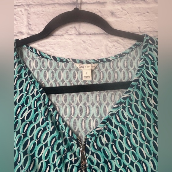 Teal and Navy Patterned Sleeveless Top. Great for Layering with a Cardigan! - Picture 3 of 7